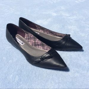 New Listing! Women's Black Pointy Toe Flats Size 11